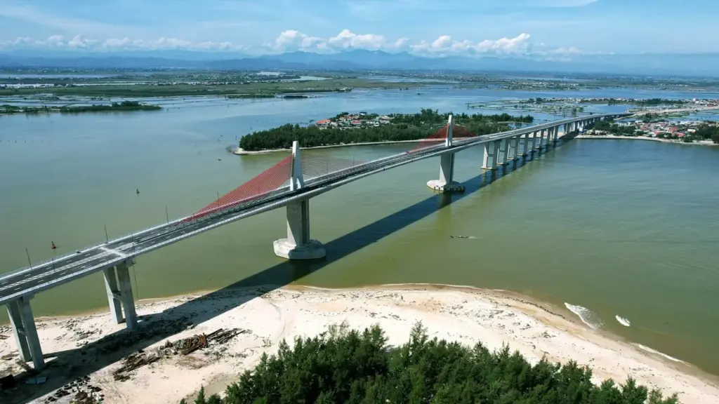 Cầu vượt biển dài nhất miền Trung chính thức thông xe