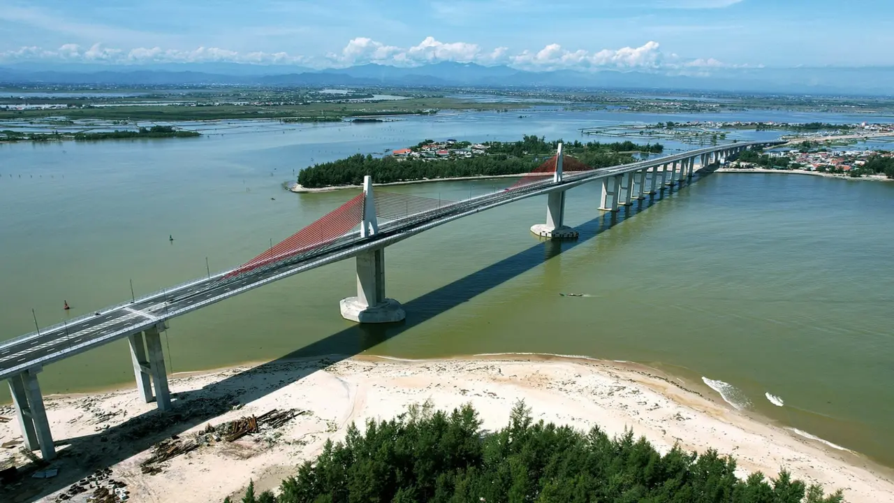 Cầu vượt biển dài nhất miền Trung chính thức thông xe