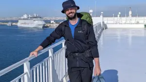 Chàng trai bỏ việc đi vòng quanh thế giới