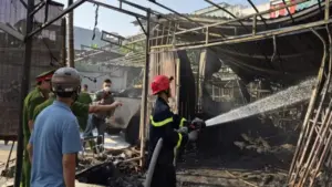 Cháy kho hàng gia dụng ở Đà Nẵng, thiêu rụi ô tô bán tải