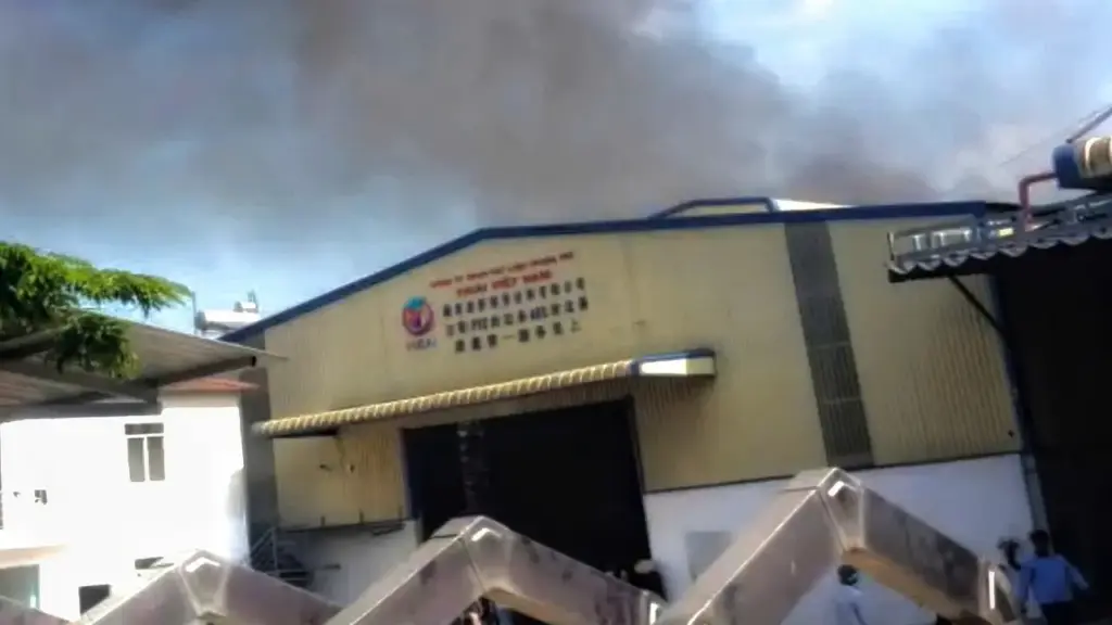 Cháy xưởng mùn cưa rộng 700m2 ở TPHCM, 3 người bị thương