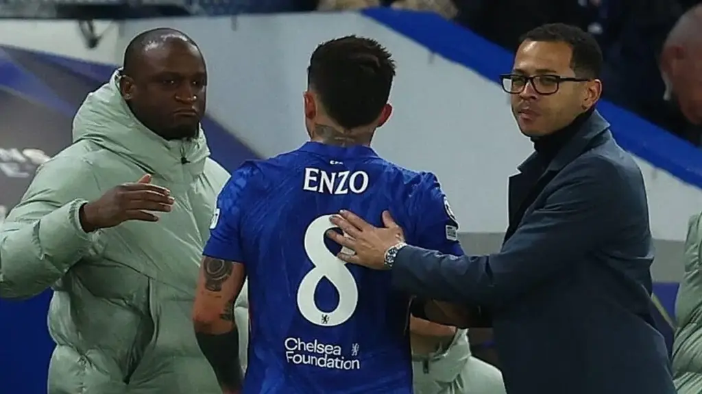 Chelsea treo giò đội phó hai trận vì 'thả thính' với Real