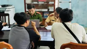 Chở nhiều người trên thùng xe bán tải đi chơi, 2 tài xế bị lập biên bản