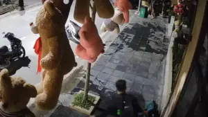 Chủ quán trà sữa người Trung Quốc tìm chàng trai Việt khóa vòi nước giữa đêm