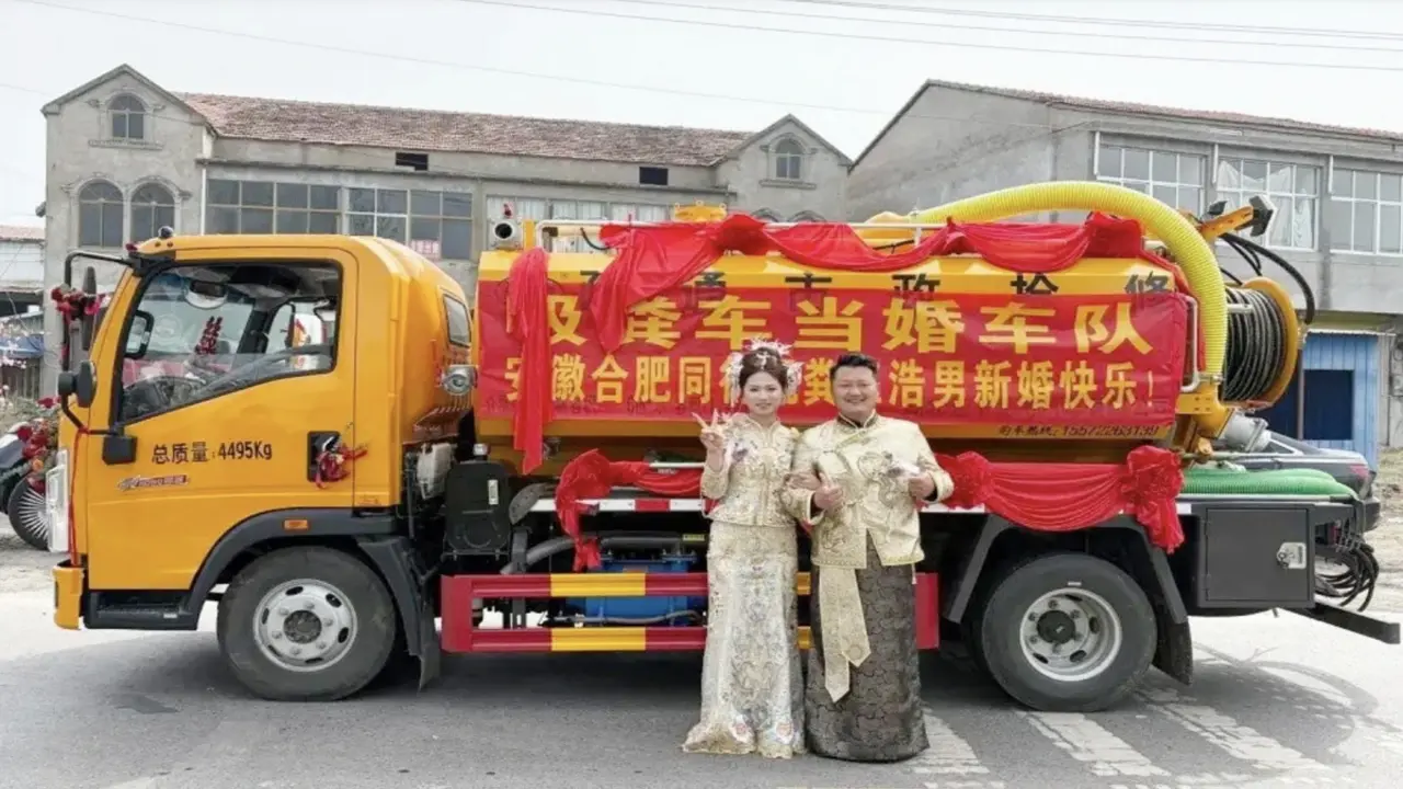 Chú rể dùng 9 xe hút hầm cầu đi đón dâu