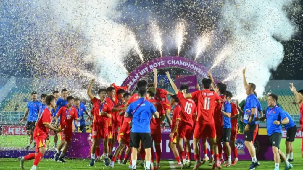 Chùm ảnh U.17 Việt Nam ăn mừng 'tẹt ga' cùng cúp vô địch Đông Nam Á 2026
