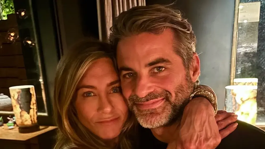 Chuyện tình của Jennifer Aniston và nhà thôi miên