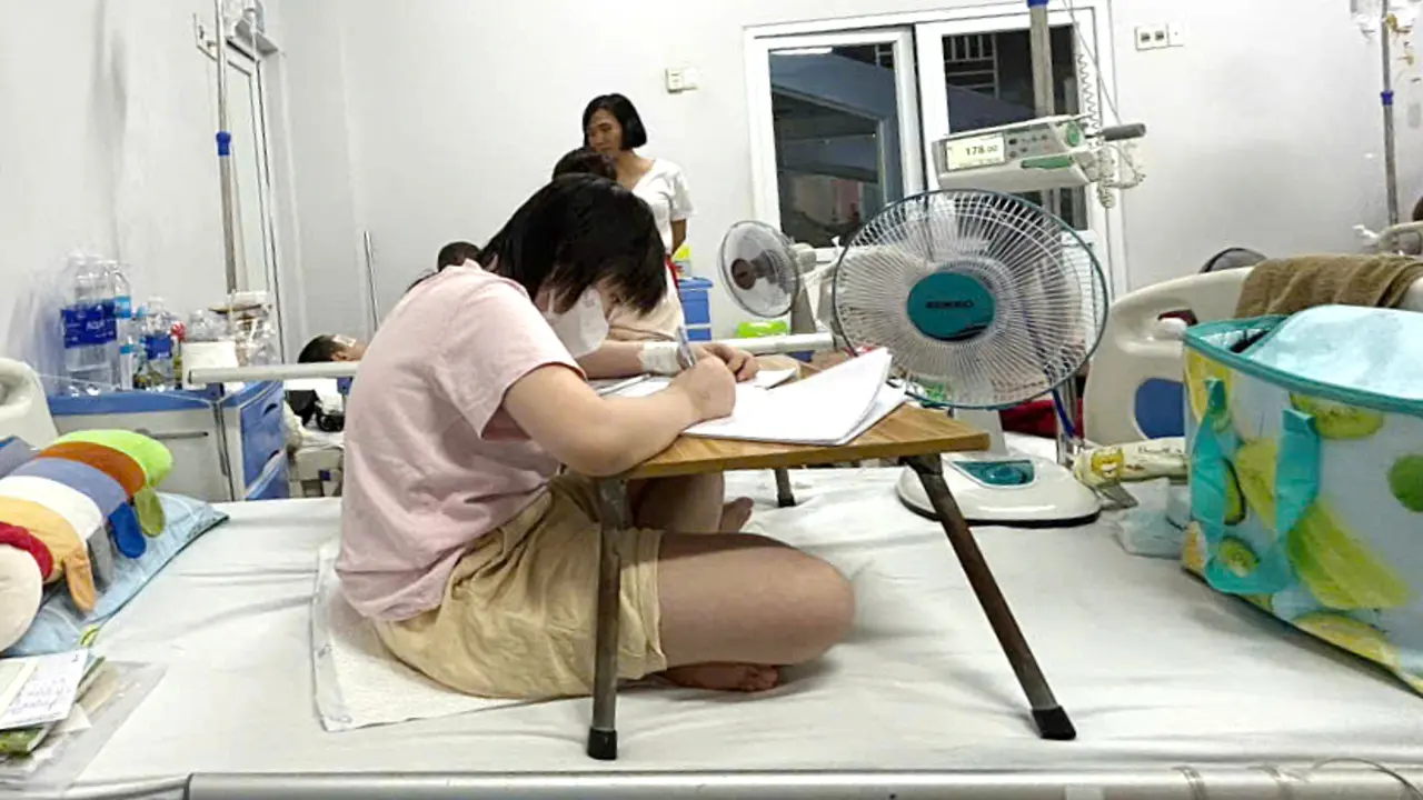 Cô bé liệt tứ chi ôn thi trên giường bệnh
