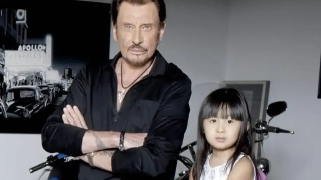Cô bé Việt Nam được danh ca Pháp Johnny Hallyday nhận nuôi giờ ra sao?