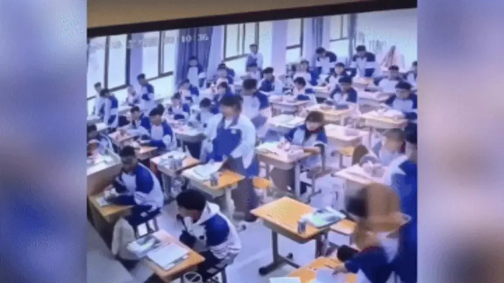 Cô giáo ngất xỉu vì tụt huyết áp, phản ứng của học sinh gây chú ý