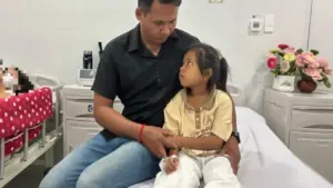 Con muốn sống: Bé gái 8 tuổi sống nhờ truyền thuốc, khẩn cầu 'cha ơi cứu con'