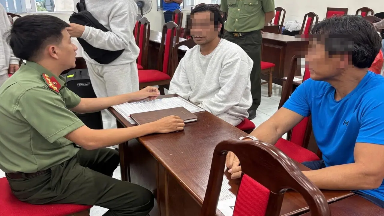 Công an Khánh Hòa tiếp nhận 2 công dân bị Mỹ trục xuất về nước