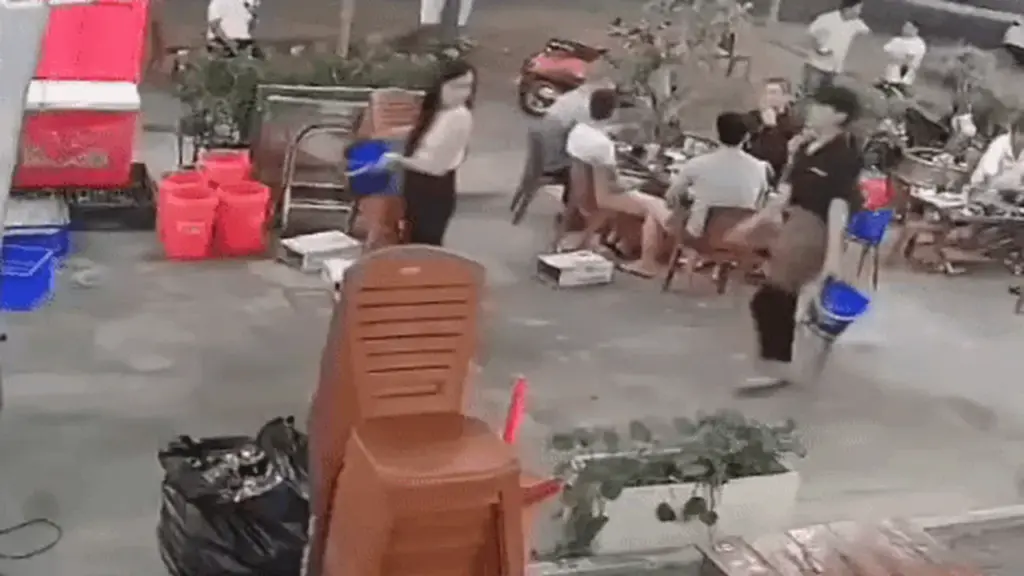 Công an yêu cầu thanh niên đá vào mặt nữ quản lý quán nhậu đến trụ sở làm việc