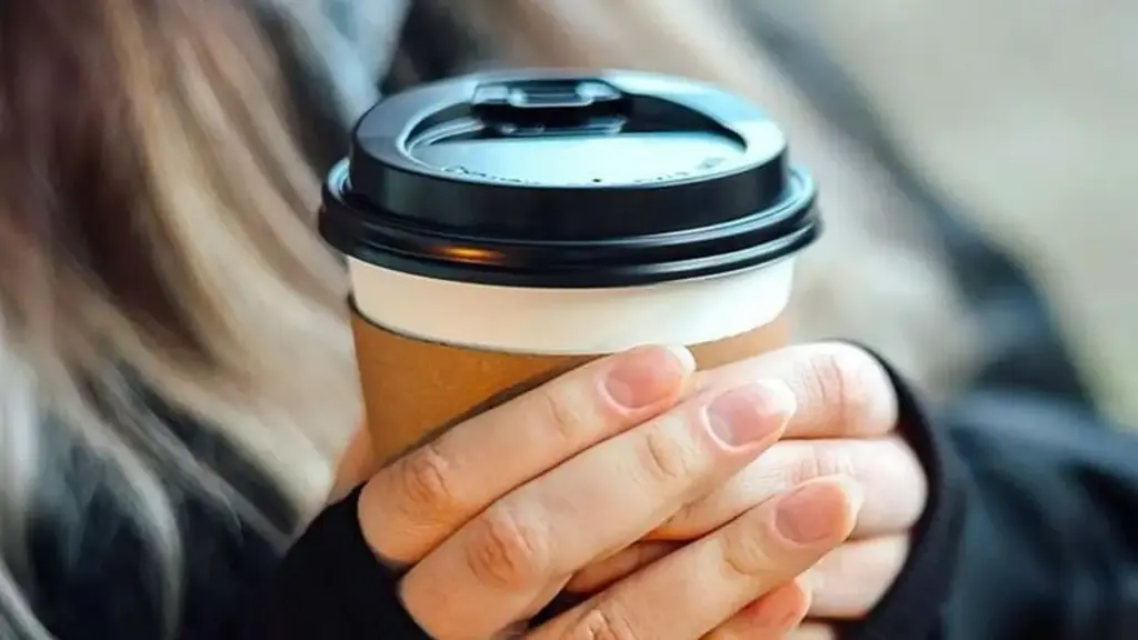 Công dụng ít người biết của lỗ nhỏ trên nắp cốc cà phê