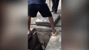 Công nhân đóng nắp cống nhanh như chớp