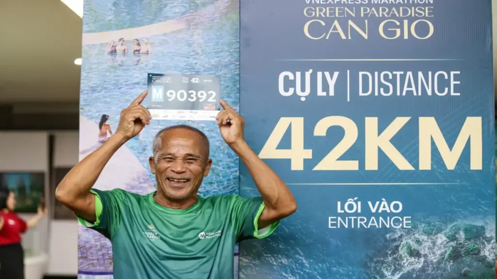 Cụ ông 75 tuổi quyết chinh phục VnExpress Marathon Green Paradise Cần Giờ
