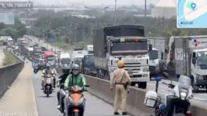 Cuộn thép đè cabin trạm thu phí cầu Phú Mỹ, vì sao ùn tắc dài 2 km?