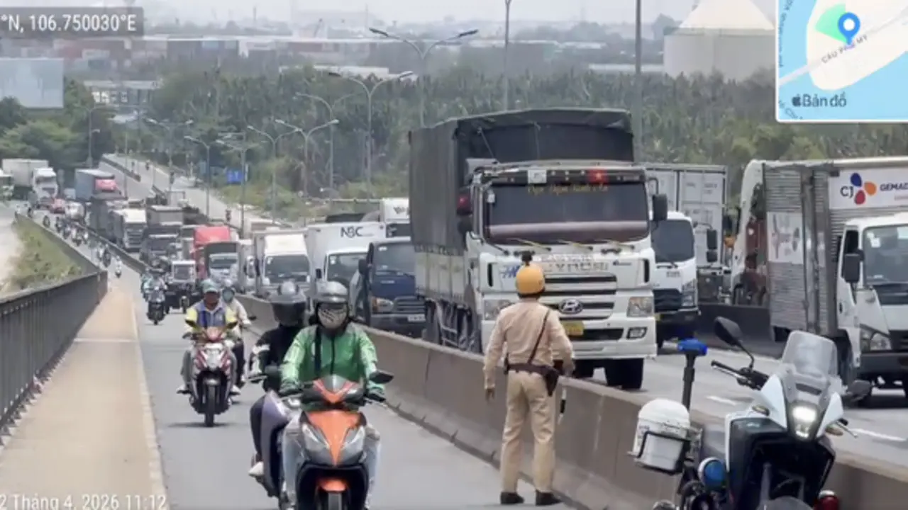 Cuộn thép đè cabin trạm thu phí cầu Phú Mỹ, vì sao ùn tắc dài 2 km?