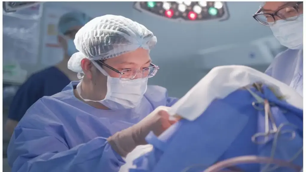 Cứu khỏi ám ảnh kính cắm khắp sọ cho bệnh nhân ngoại quốc