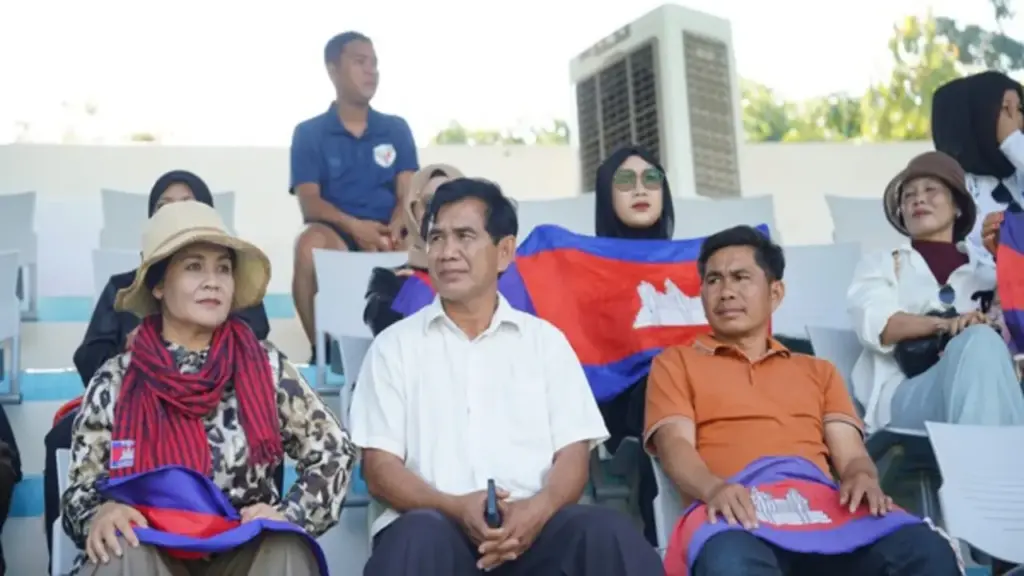 Đại gia đình đi 12 tiếng từ Campuchia đến Nha Trang ủng hộ tiền đạo ĐH Svay Rieng