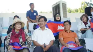 Đại gia đình đi 12 tiếng từ Campuchia đến Nha Trang ủng hộ tiền đạo ĐH Svay Rieng