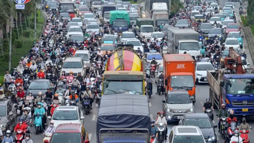 Đại lộ Thăng Long ùn tắc dài, người dân chật vật về nhà giờ tan tầm