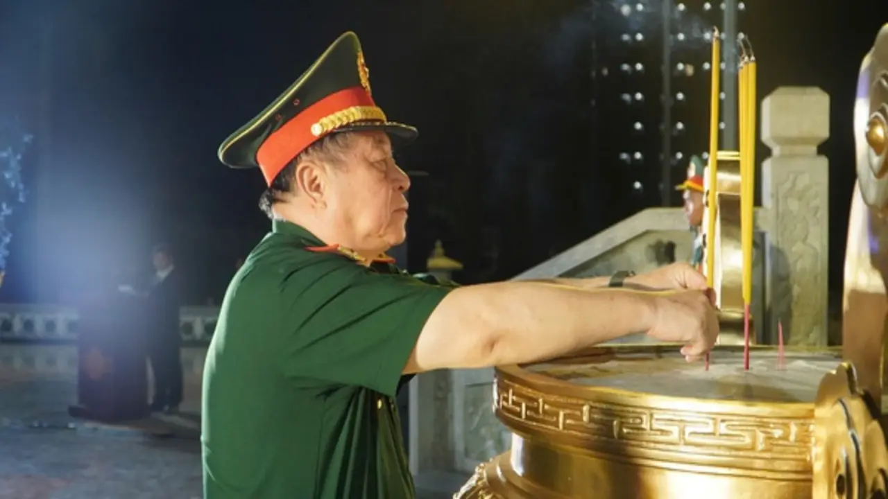 Đại tướng Nguyễn Trọng Nghĩa viếng nghĩa trang, thăm gia đình chính sách tại Gia Lai