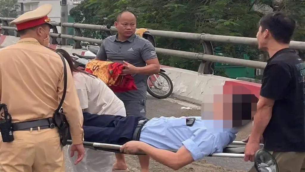 Dầu loang trên cầu vượt ở Hà Nội, nhiều xe máy trượt ngã