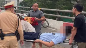 Dầu loang trên cầu vượt ở Hà Nội, nhiều xe máy trượt ngã