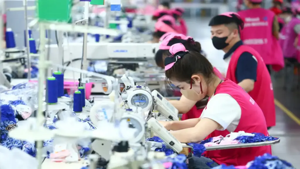 Đề xuất giảm tuổi hưu ngành sản xuất, tăng lương tối thiểu vùng