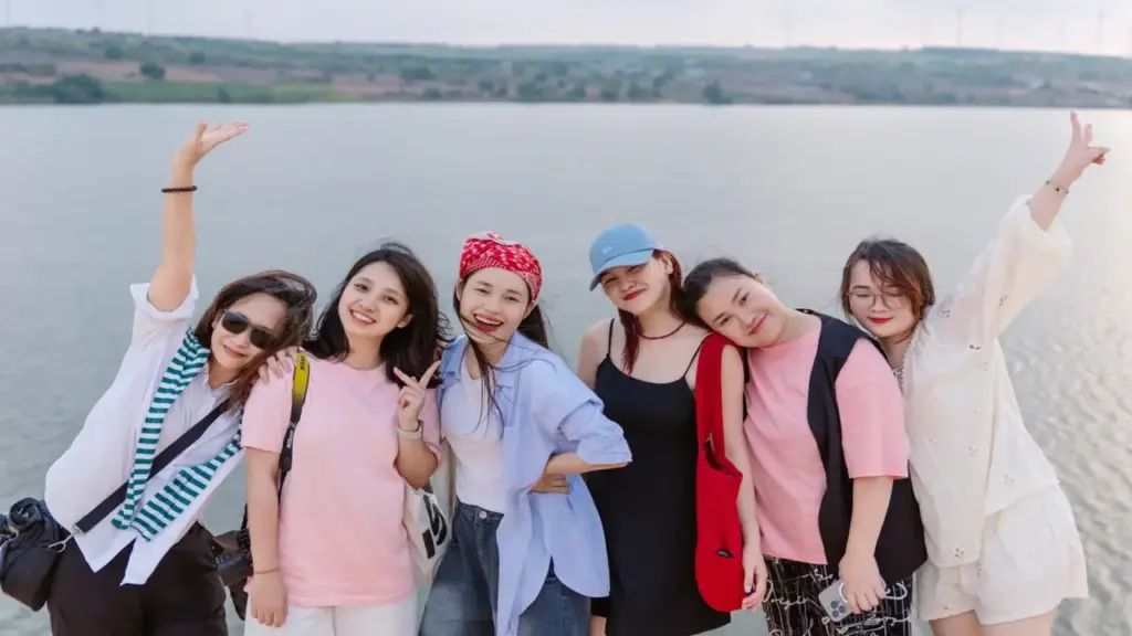 Đến Mũi Né đi xe địa hình trên cát, lướt ván buồm, ván diều lượn