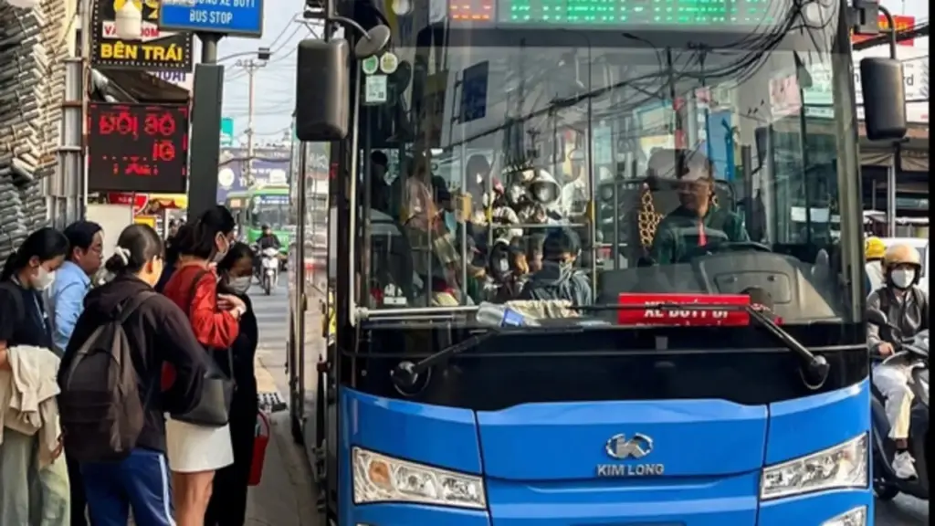 Đi xe buýt ở TP.HCM không nên bỏ qua 4 lưu ý này...