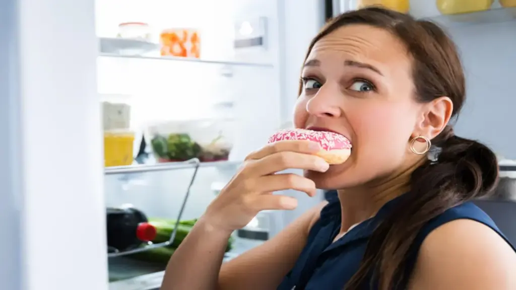 Điểm danh 7 lý do vừa ăn xong đã ăn vặt