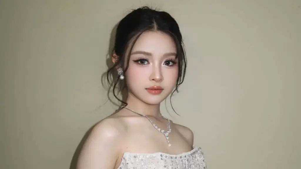 Diễn viên 18 tuổi gây chú ý trong 'Bóng ma hạnh phúc'