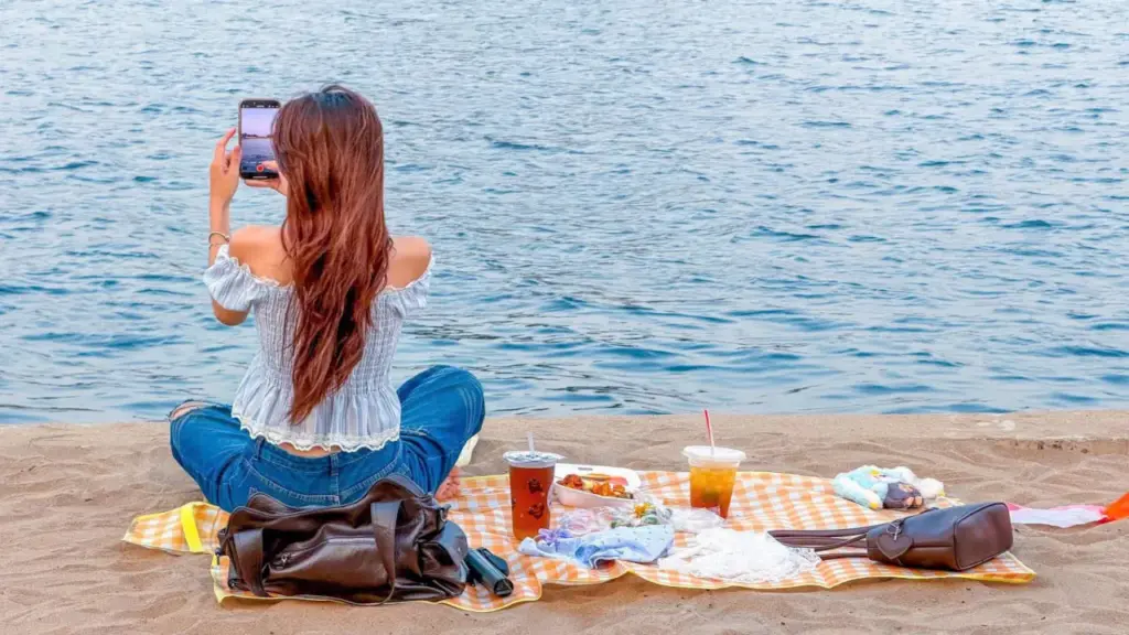 Đổ xô đến 'bãi biển Gò Vấp' hóng gió