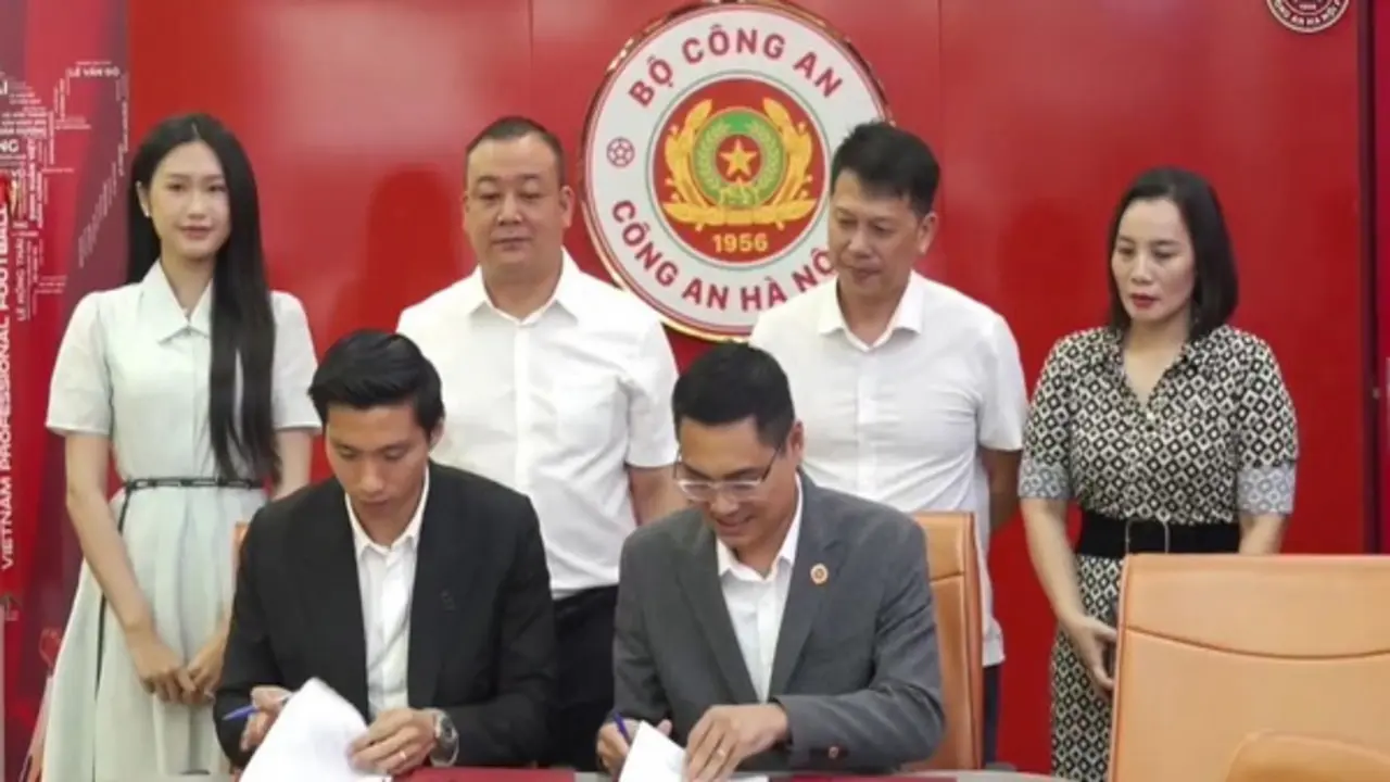 Đoàn Văn Hậu được CLB CAHN tái ký hợp đồng, Doãn Hải My chứng kiến ngày vui của chồng