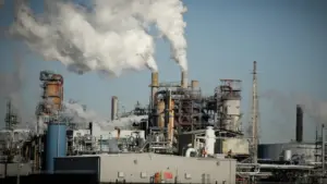 Đọc nhanh 2-4: Giá dầu tăng trở lại sau khi lao dốc; VinFast muốn bán 1 triệu xe máy điện