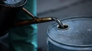 Đọc nhanh 8-4: Giá dầu sụt rất mạnh, vàng bạc 'bay phấp phới', chứng khoán ra sao?