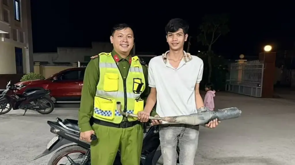 Đổi pô xe 'độ chế' lấy gạo từ công an