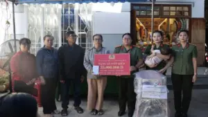 Đồng đội nhận đỡ đầu con gái thiếu tá công an hy sinh khi chống 'cát tặc'