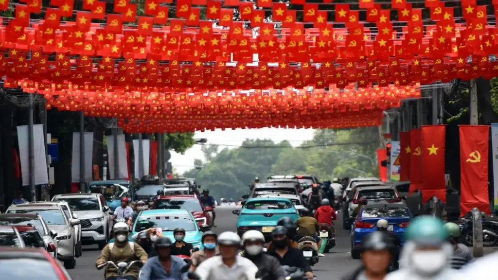 Đồng Nai rực rỡ cờ hoa 30-4, hôm nay chính thức trở thành thành phố