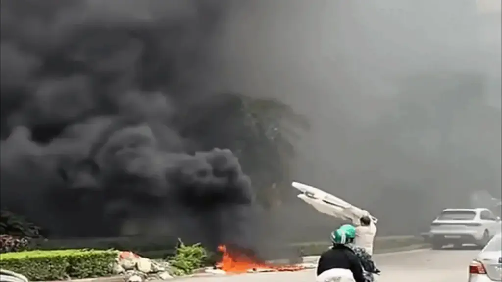 Đốt rác gây khói bao trùm cầu Thăng Long