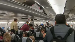 Du khách bị cấm bay vì dùng máy tạo tiếng xì hơi