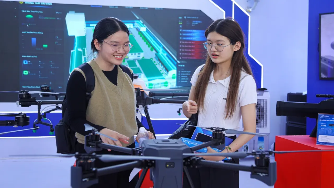 Du khách thích thú xem UAV, chơi giải mã vụ án tại triển lãm '80 năm An ninh nhân dân'