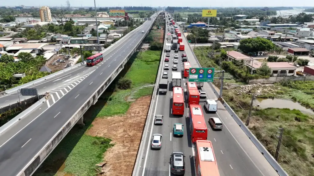 Đường từ TP HCM về miền Tây 'thất thủ'