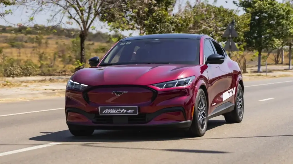 Ford Mustang Mach-E giảm giá gần 1 tỷ đồng