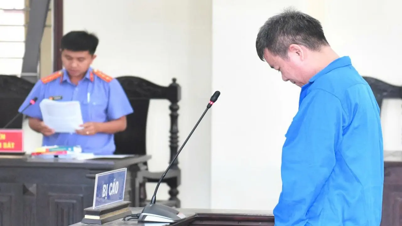Ghen tuông nên vợ đòi ly hôn, chồng đâm vợ đến gãy cán dao, lãnh 8 năm tù