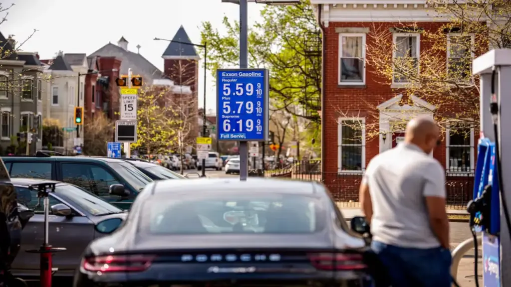 Giá dầu tăng vọt 12% khi xung đột Iran chưa có dấu hiệu hạ nhiệt