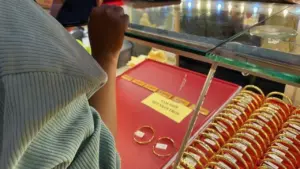 Giá vàng hôm nay 5.4.2026: Tăng gần 2 triệu đồng nhưng người mua vẫn lỗ