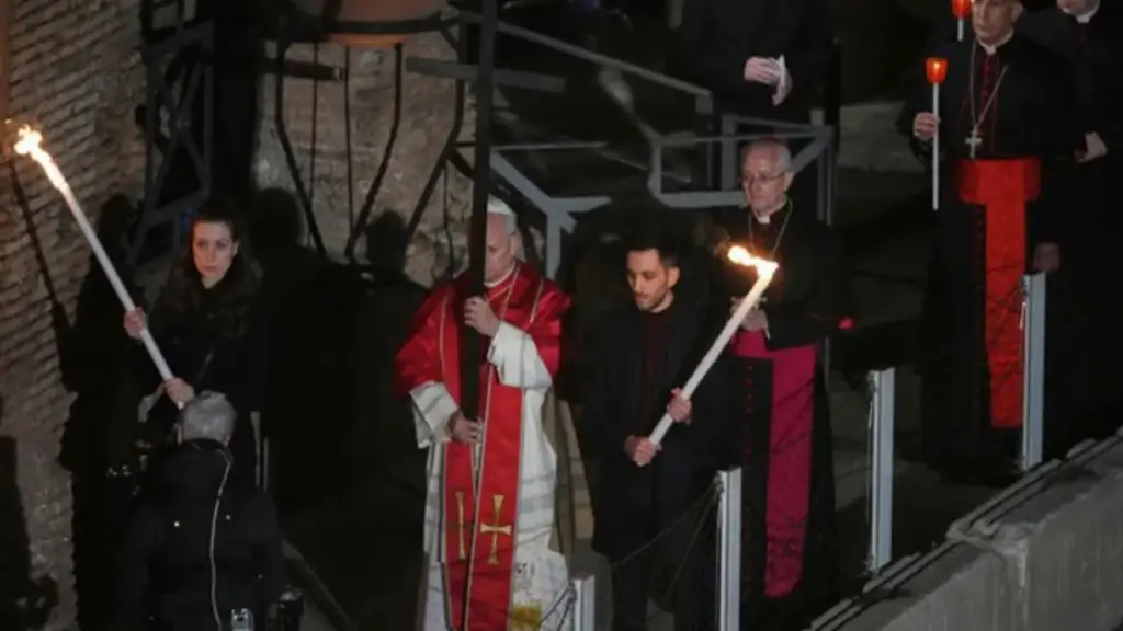 Giáo hoàng Leo nối lại truyền thống vác thánh giá trong lễ rước Thứ sáu Tuần Thánh